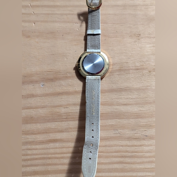 (934)Vintage peniel lady's watch white leather band Roman numerals in the bezel - Picture 7 of 11